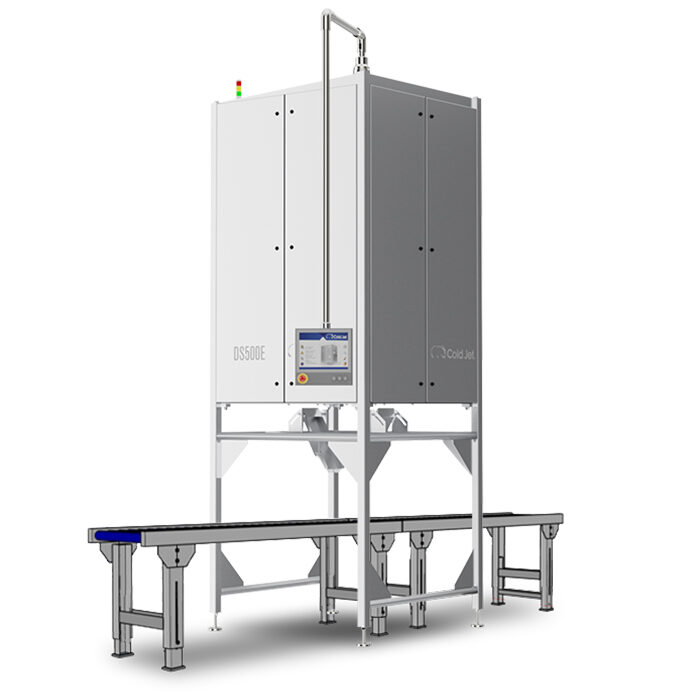 Die DS500E Trockeneisscheibenproduktionsmaschine von Cold Jet mit angebundenem Förderband für die automatisierte Weiterverarbeitung.